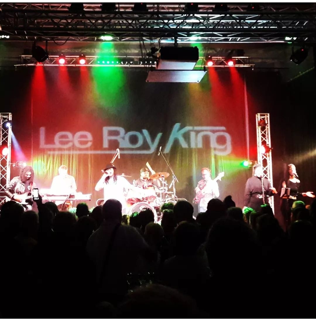 Lee Roy King et son groupe sur scène face au public