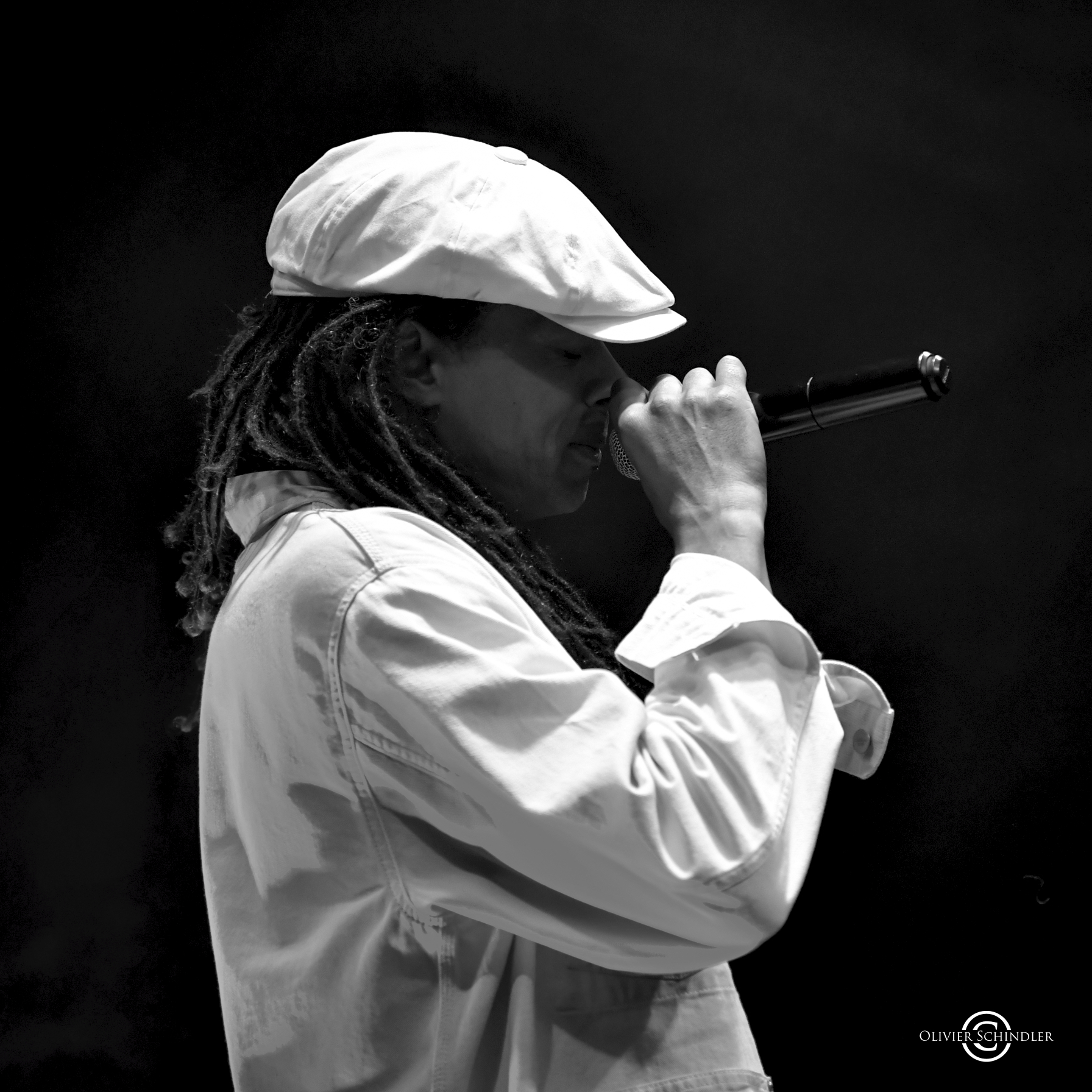 Lee Roy King chantant au micro, photographie en noir et blanc