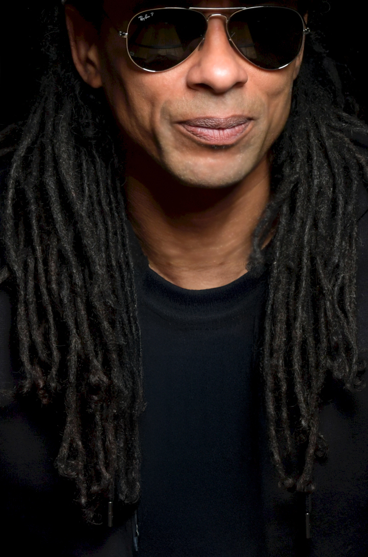 Portrait de Lee Roy King sur fond noir