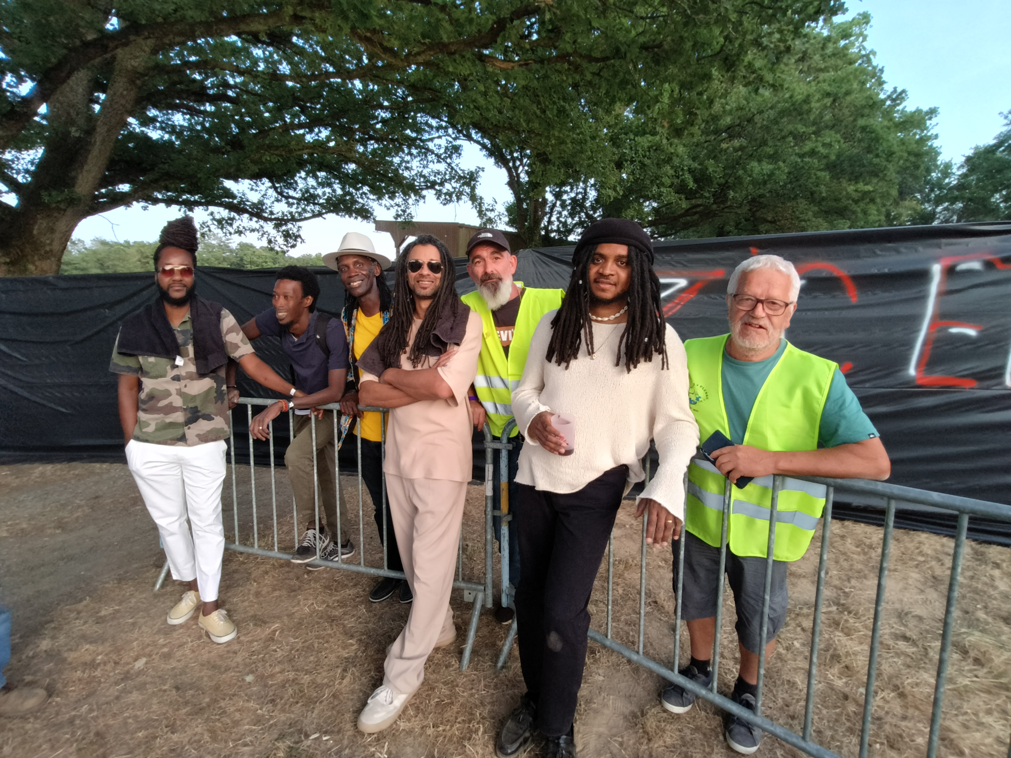 Lee Roy King et le groupe avec des membres de l’équipe du festival